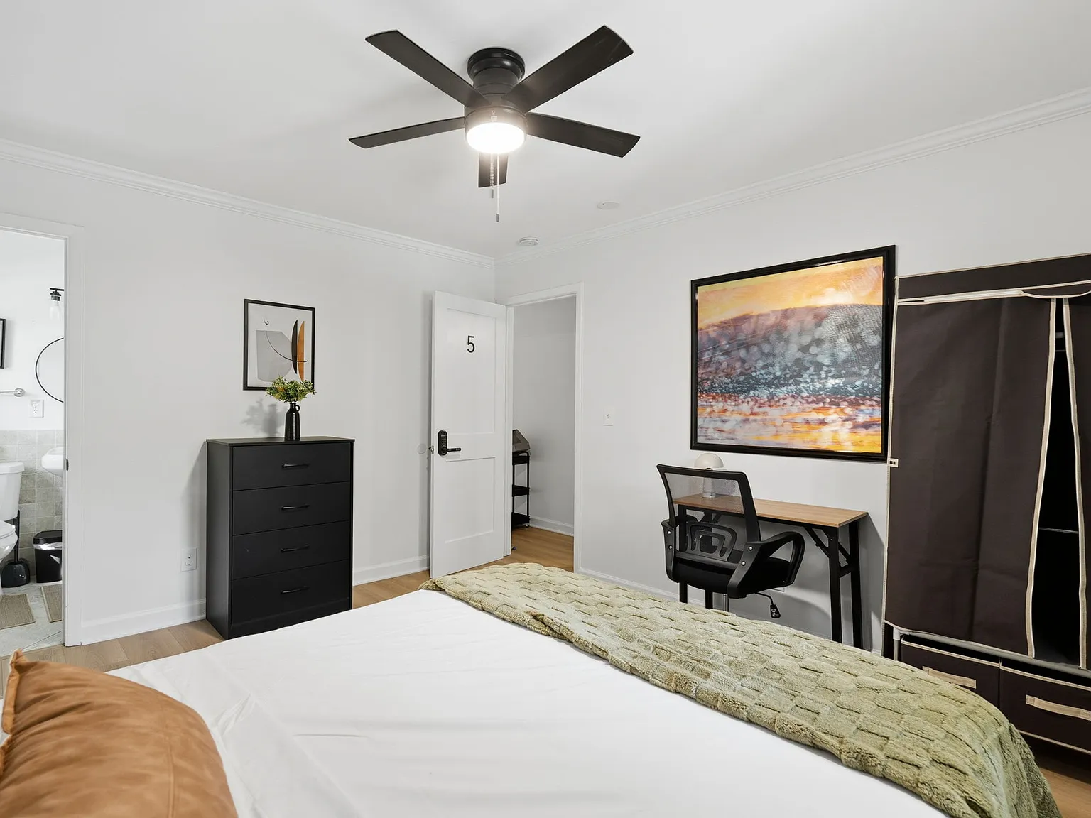 8 bed, 2636 sqft, $750 — Photo 4