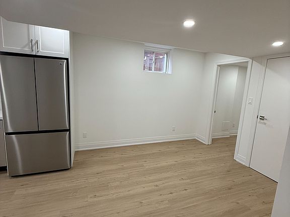5th image of 2271 Whitewood Cres