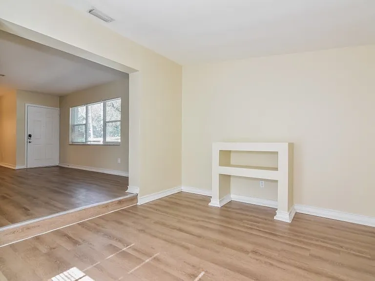 512 Sutton Pl — Photo 7