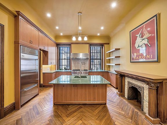 2nd image of 850 Saint Nicholas Ave