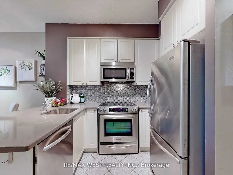 555 Yonge St #604 — Photo 6