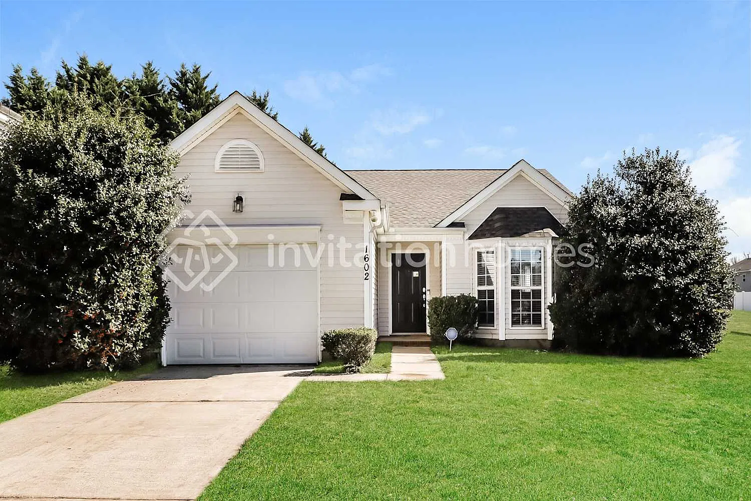 1602 Oakdale Green Dr Charlotte, NC 28216 — Photo 1