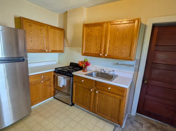905 W 9th St #B, Chester, PA 19013