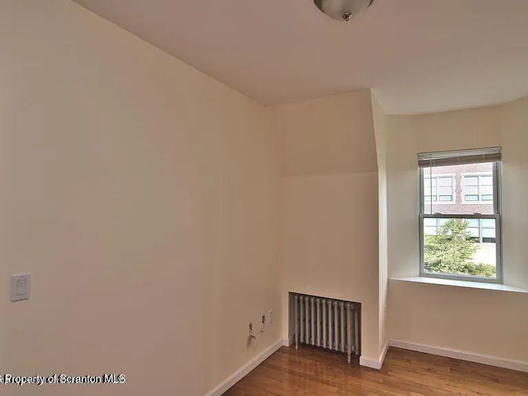 533 Quincy Ave — Photo 16