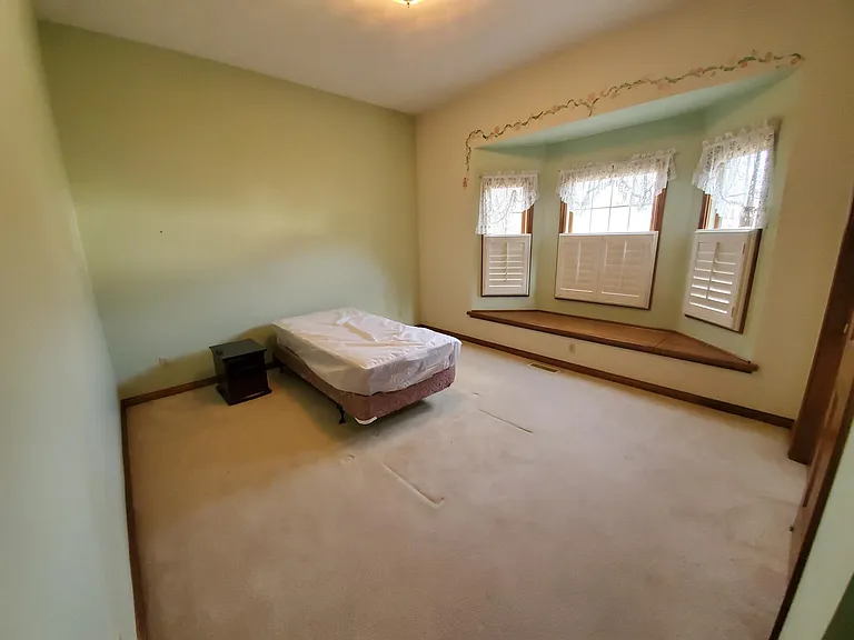 353 Creekbend Ln — Photo 3