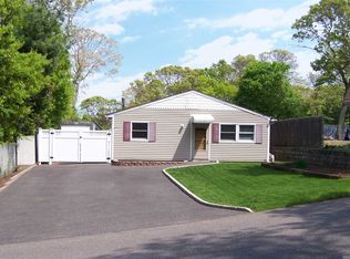 53 Ridgewood Ave, Selden, NY 11784