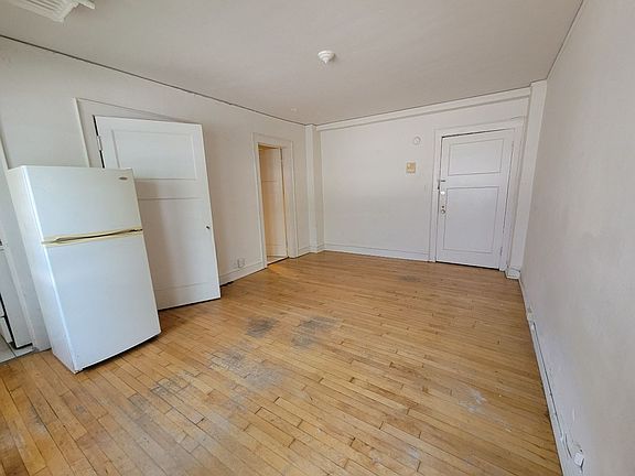 3rd image of 1303 N Cass St #103