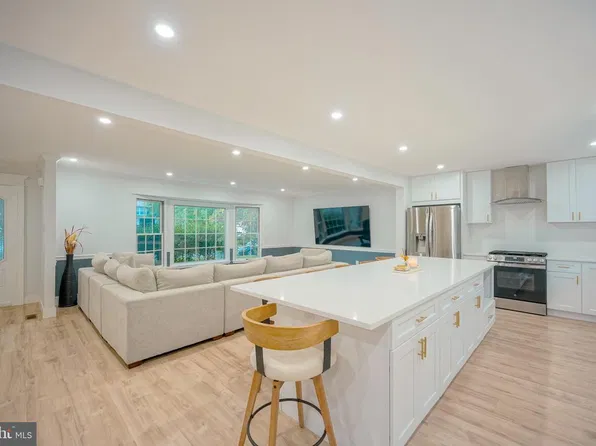 536 Perry Dr, Mount Laurel, NJ 08054