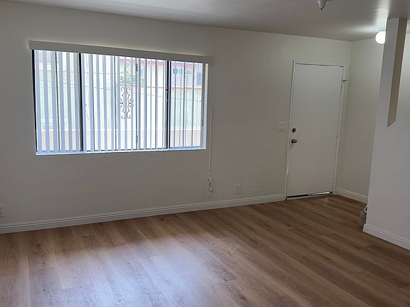 3rd image of 11708 Menlo Ave APT 3