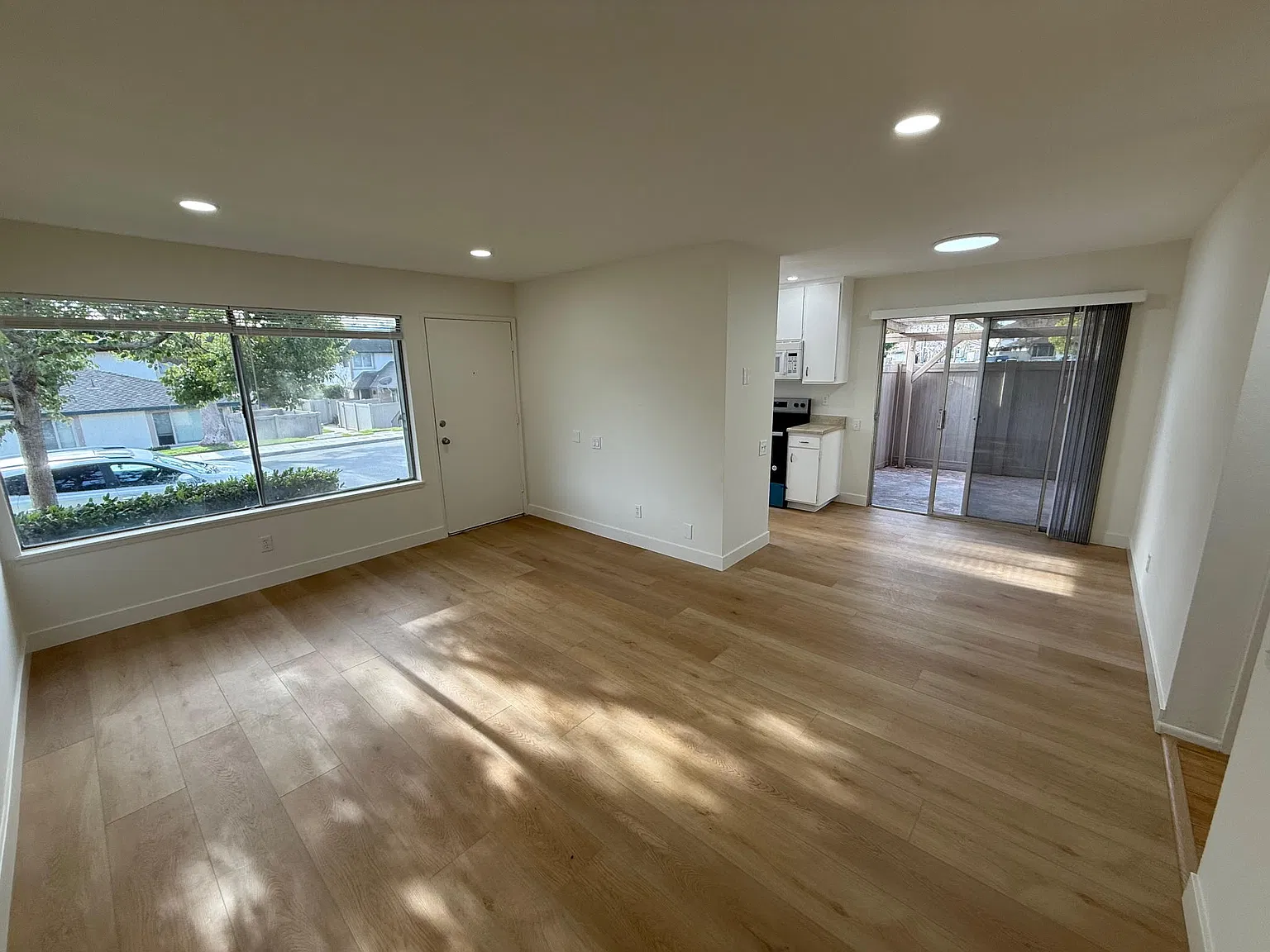 2 bed, 826 sqft, $2,850 — Photo 2