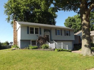 3309 Spinning Wheel Ct, Muscatine, IA 52761