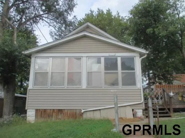 1112 Arbor St, Omaha, NE 68108