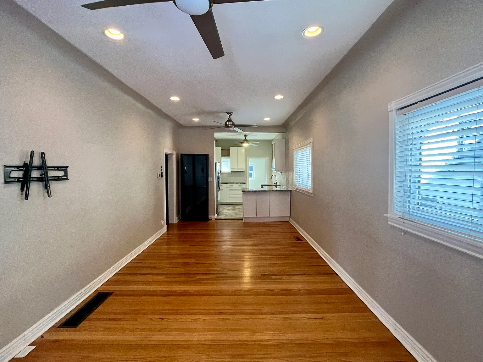 2 bed, 1006 sqft, $3,100 — Photo 3