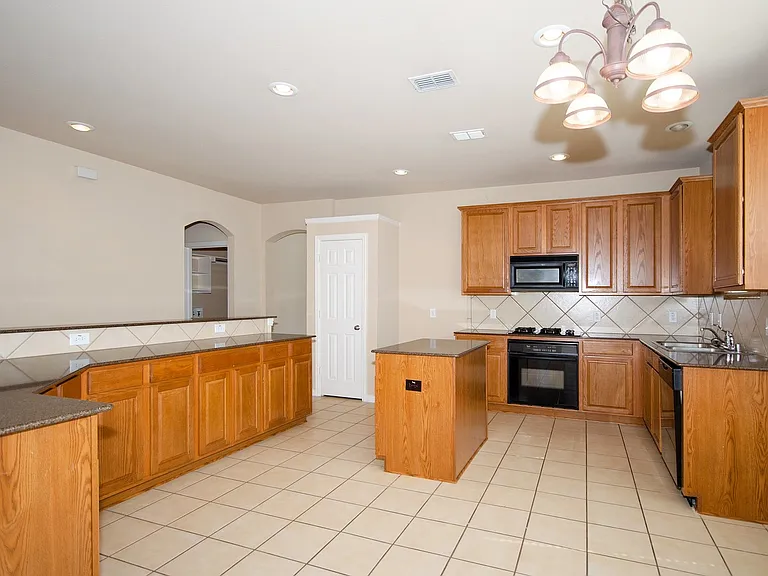 907 Mustang Ridge Dr — Photo 5