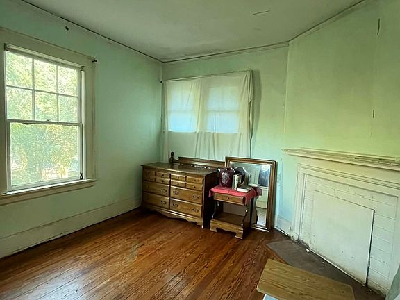 4th image of 218 5th St