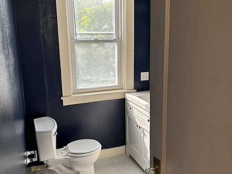 580-582 Admiral St — Photo 13