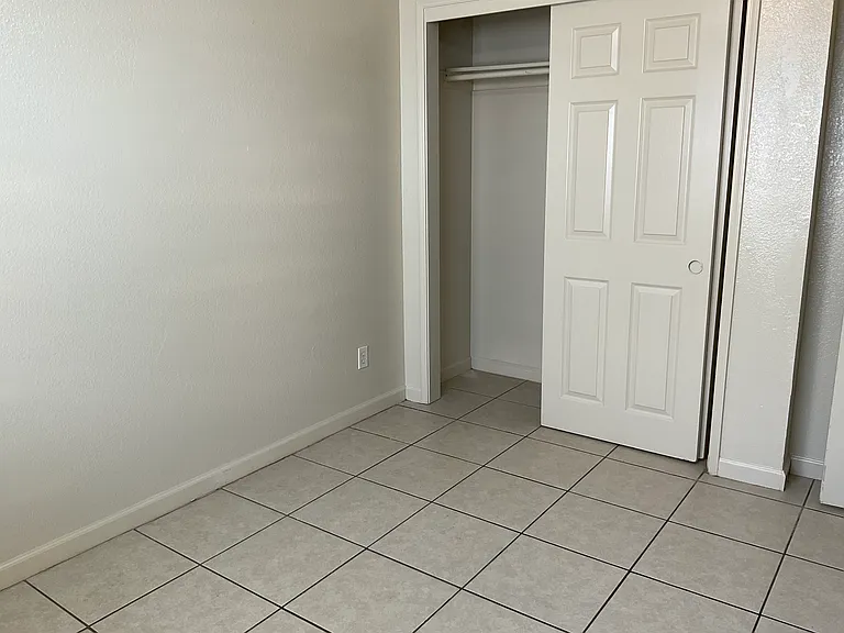 2041 Thompson Ave — Photo 20