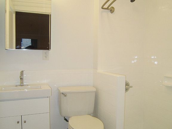 4th image of 140 W 72nd St APT 3C