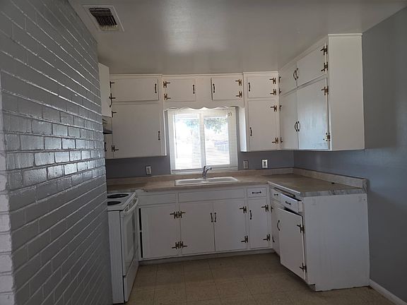 3rd image of 4760 E Lamona Ave