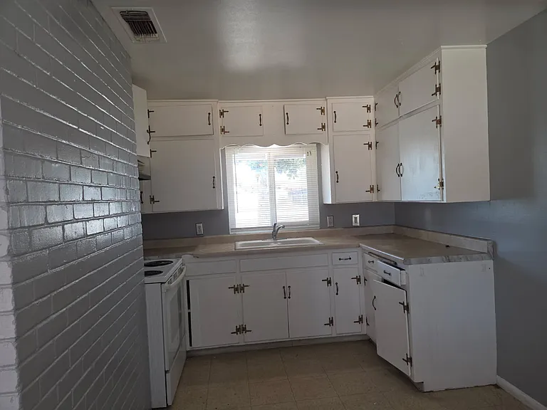 4760 E Lamona Ave — Photo 3