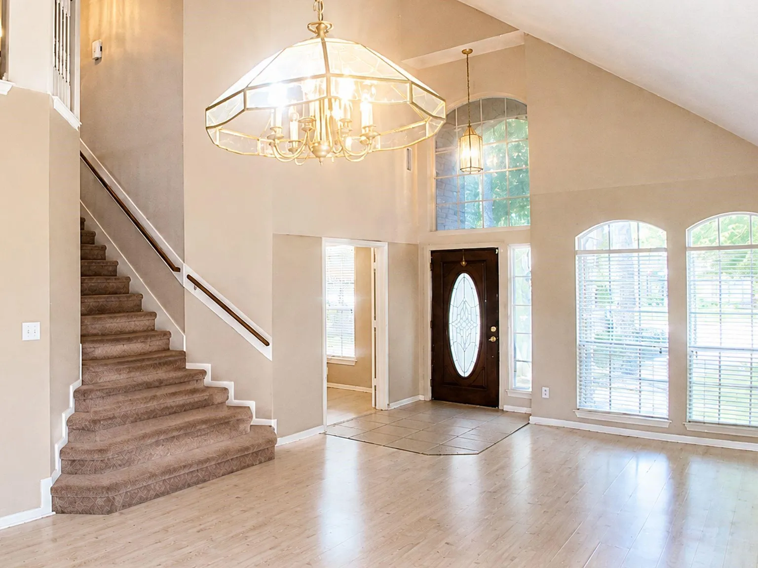 5 bed, 3.5 bath, 3219 sqft, $3,200 — Photo 2