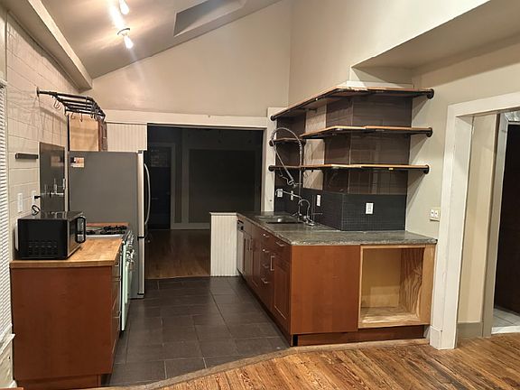 Gourmet eat-in kitchen with skylight