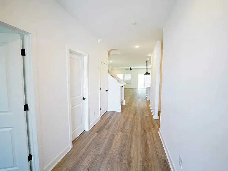 136 Kingswood Cir — Photo 2