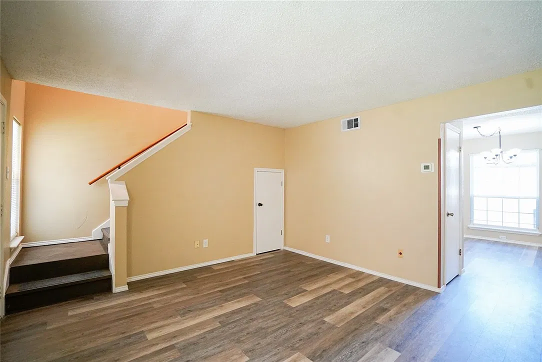 2 bed, 1.5 bath, 974 sqft, $1,375 — Photo 2