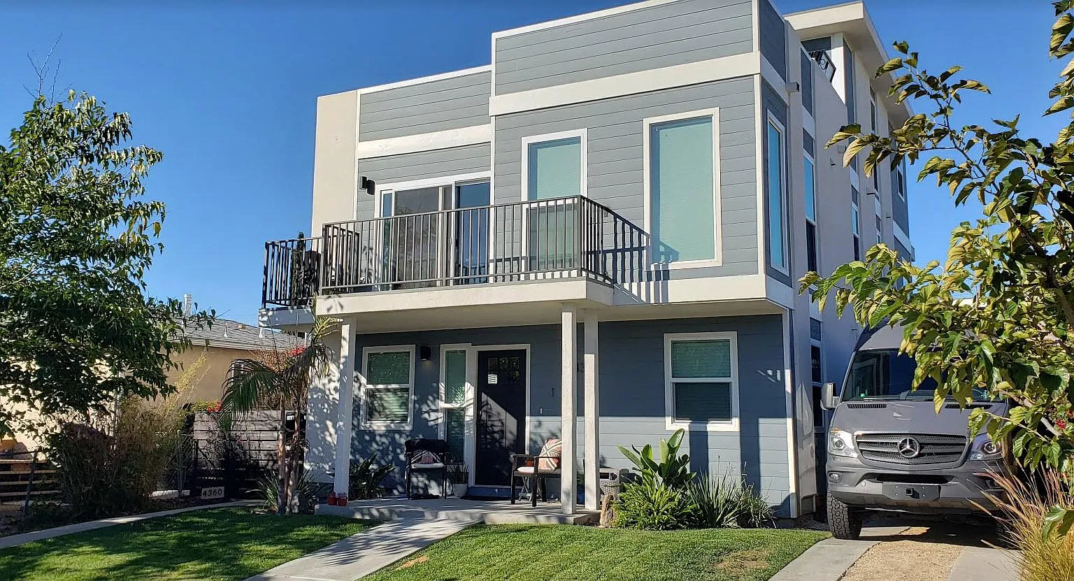 2 bed, 1000 sqft, $3,300 — Photo 2