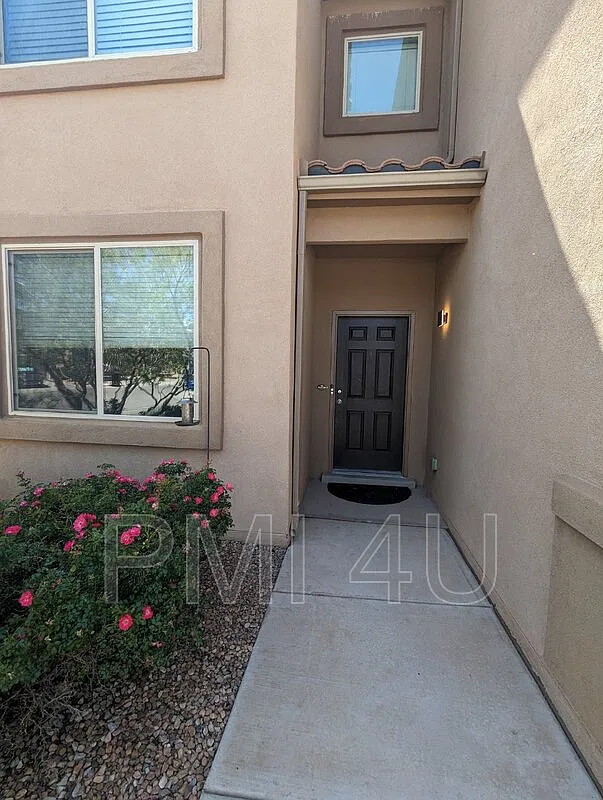 4 bed, 2.5 bath, 2500 sqft, $2,800 — Photo 4