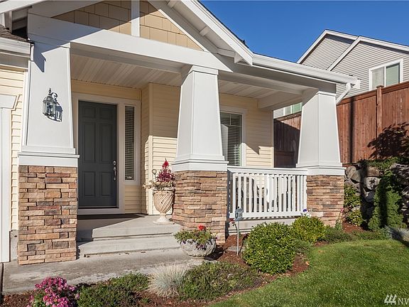 Wonderful front porch & stone columns on this 4 bedrooms, 2.75 bath plus den home. 