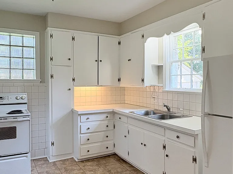 1573 Three Springs Rd — Photo 6