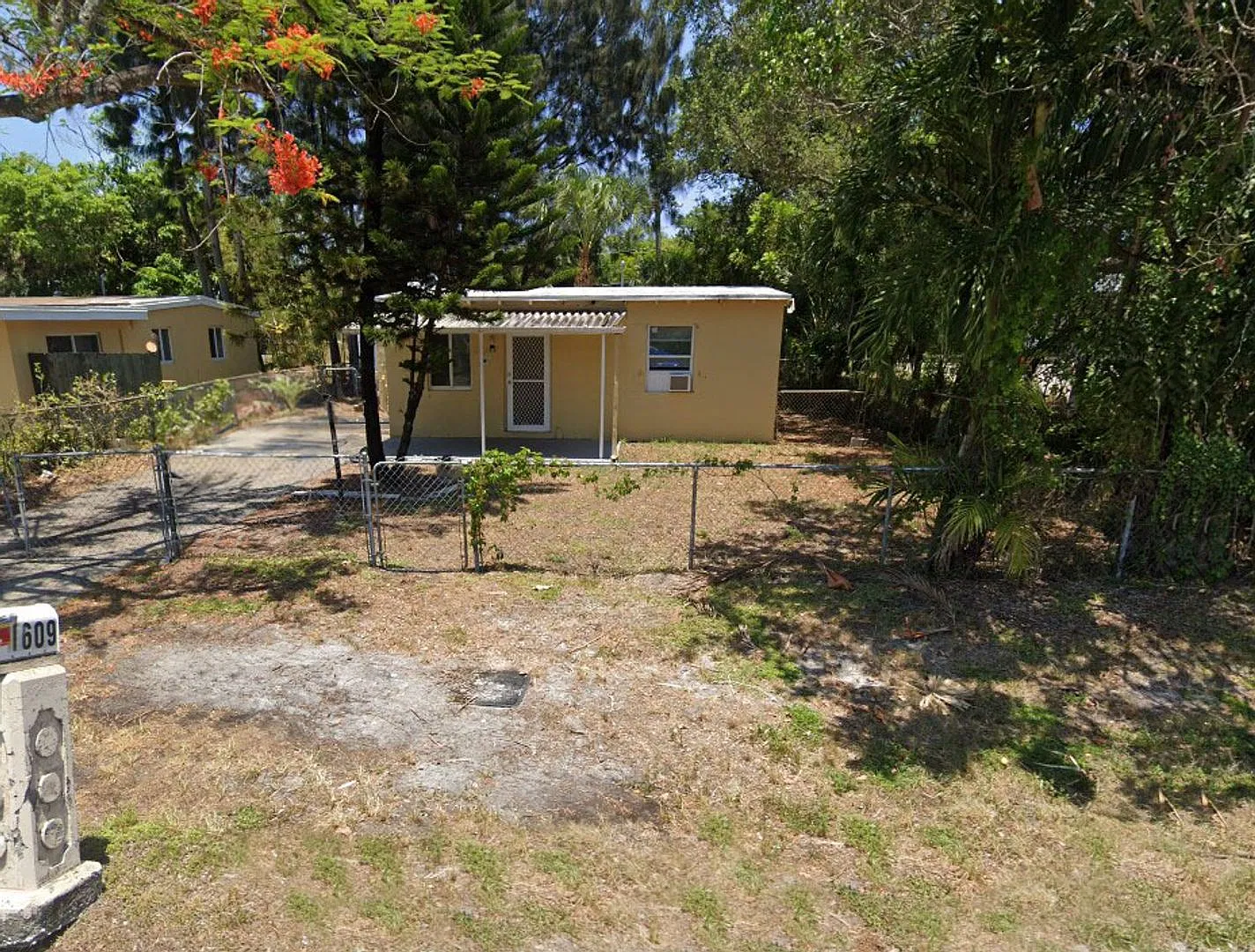 3-1 house in the Lauderdale manor — Photo 2