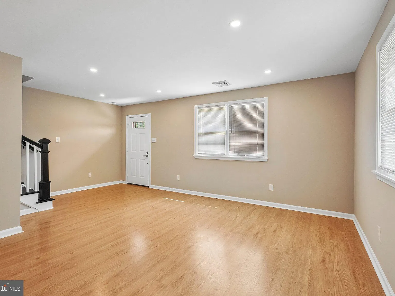 3 bed, 1.0 bath, 950 sqft, $2,300 — Photo 4