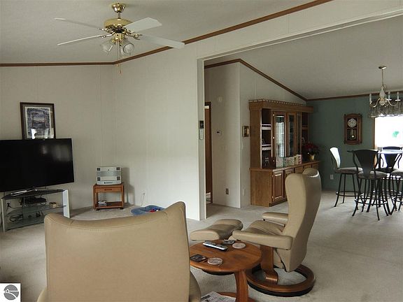 4th image of 570 Woodcreek Blvd