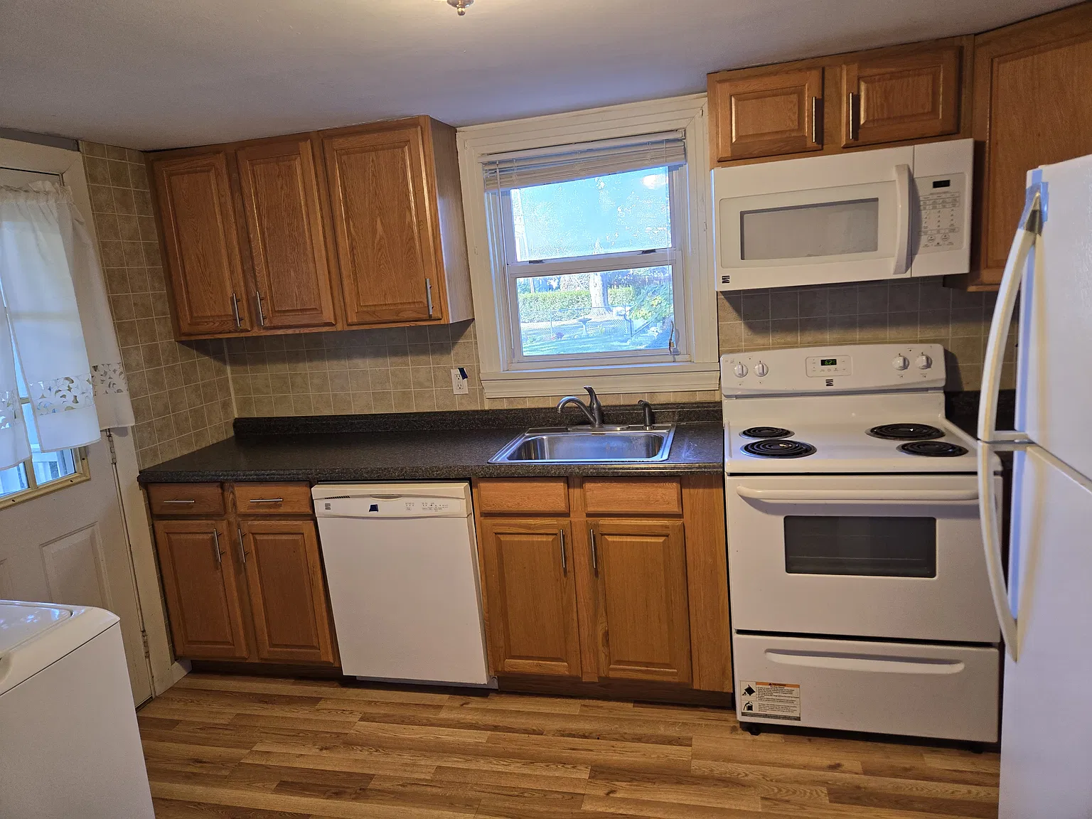 1 bed, 800 sqft, $1,300 — Photo 4
