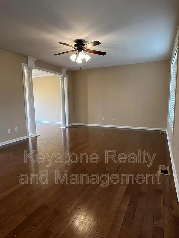 3 bed, 2.5 bath, 1906 sqft, $1,895 — Photo 2
