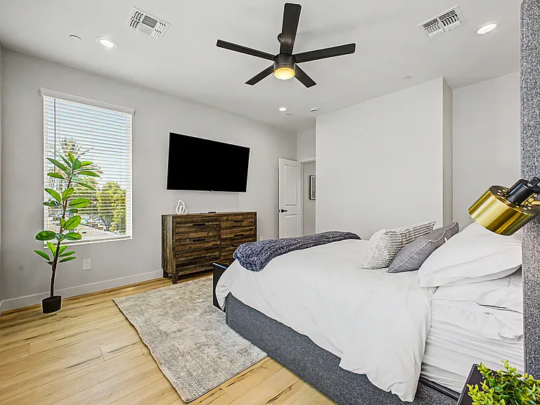 2601 E Clarendon Ave #9 — Photo 25