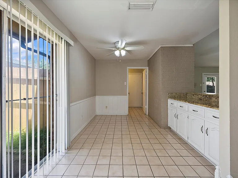2413 Village Green Dr — Photo 8