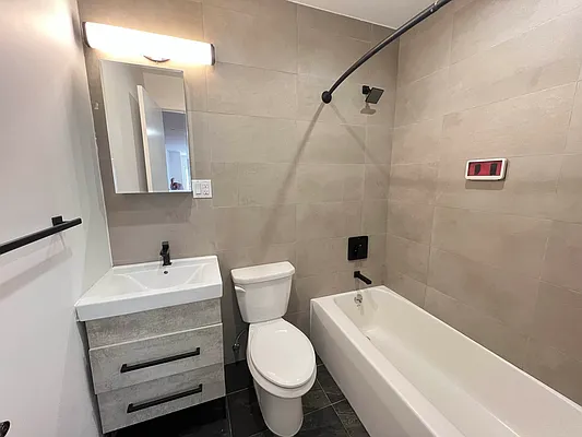 Rented by Tapiro Realty | media 8