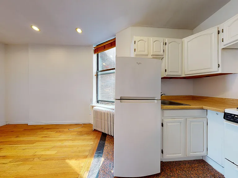214 E 10th St #22 — Photo 3