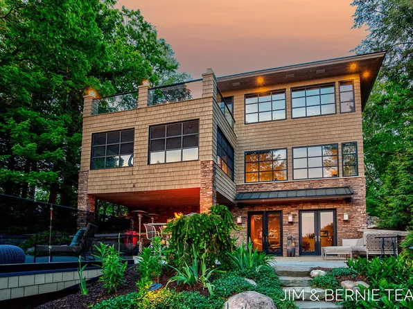 3494 Riverside Dr, Saugatuck, MI 49453