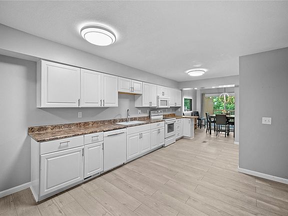 4th image of 1024 Woodland Park Dr