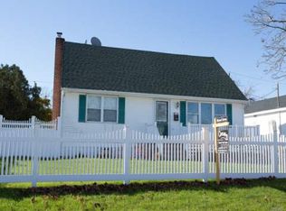 3 Riviera Pkwy, Lindenhurst, NY 11757
