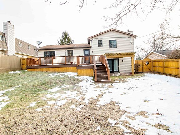 4th image of 322 Heatherway St