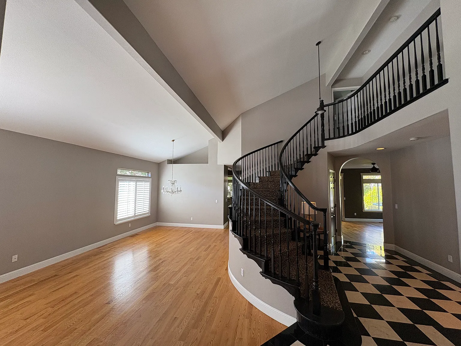4 bed, 2388 sqft, $4,500 — Photo 3