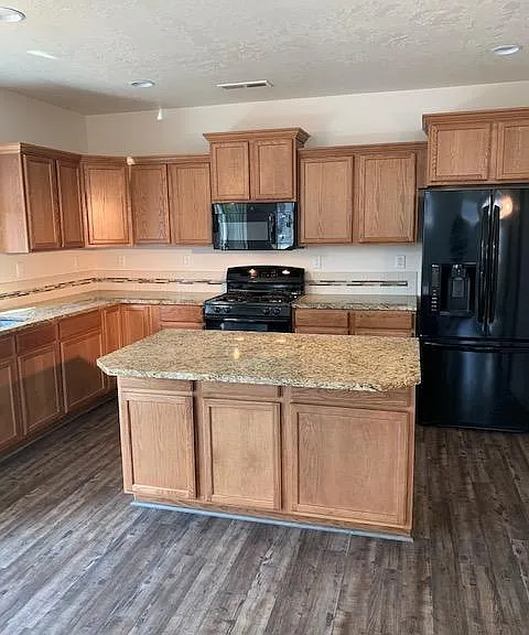 1718 NW Larch Wood Ct — Photo 2