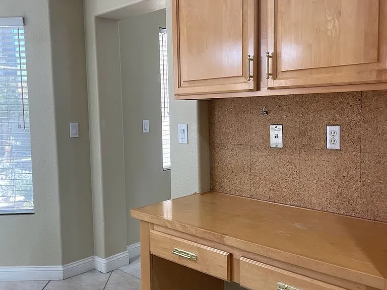 8757 Castle Hill Ave — Photo 14