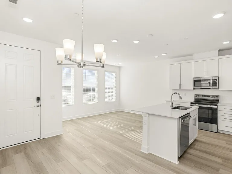 320 Lynwood Station Blvd — Photo 14