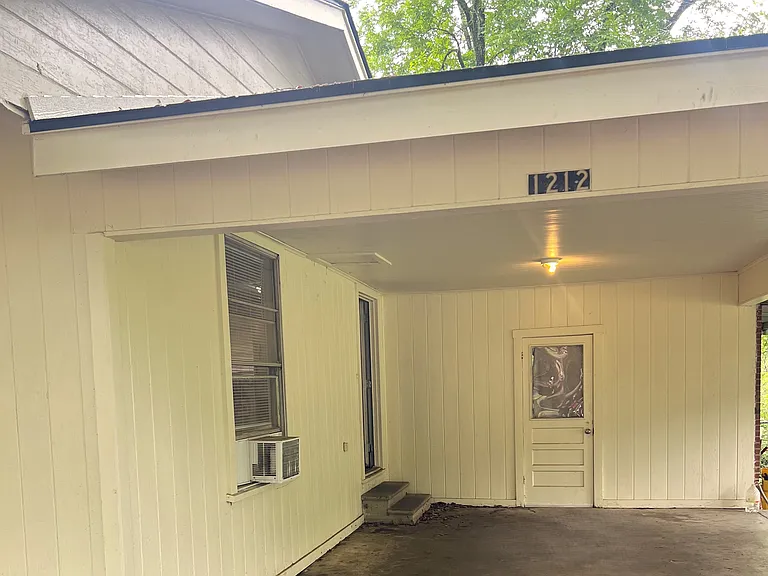 1212 N Hackberry Ave — Photo 2
